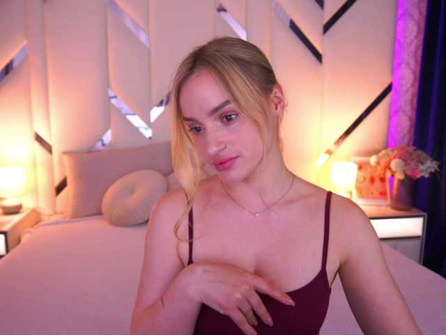 FloraGreys live cam on BongaCams