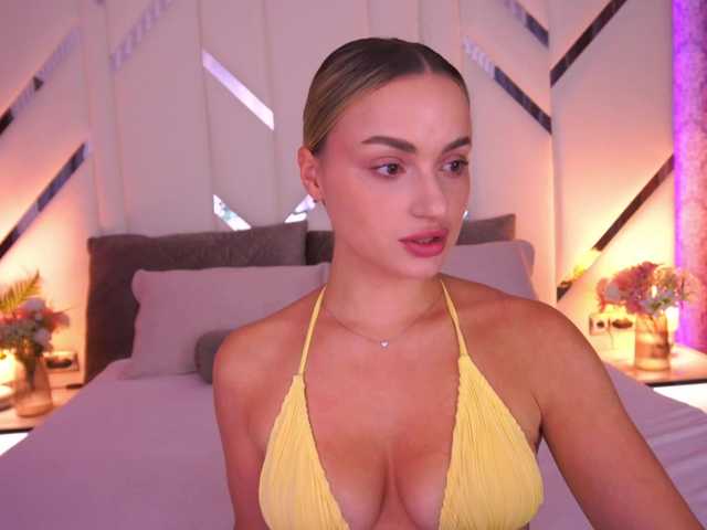 FloraGreys live cam on BongaCams