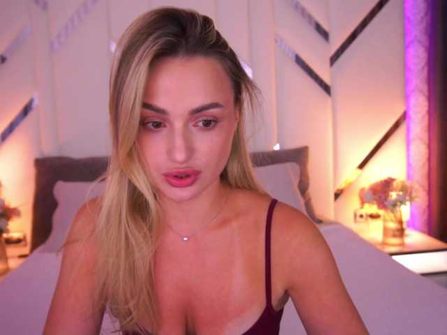 le modèle FloraGreys est en webcam porno dans un show sur le site bongacams, il possède les tags suivants: White/Caucasian,Blonde,Shaved