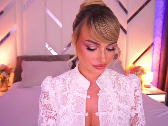 FloraGreys live cam on BongaCams