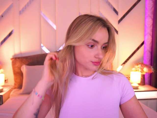 FloraGreys live cam on BongaCams