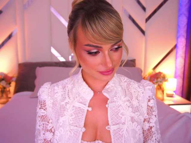 FloraGreys live cam on BongaCams