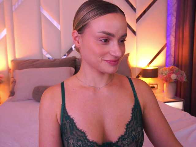 FloraGreys live cam on BongaCams