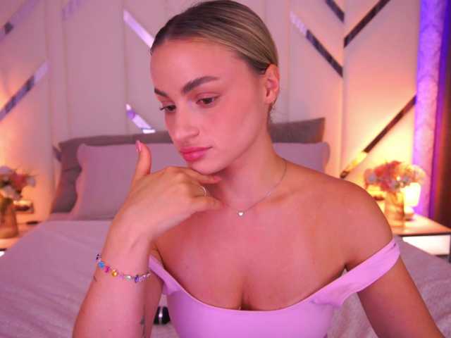 FloraGreys live cam on BongaCams