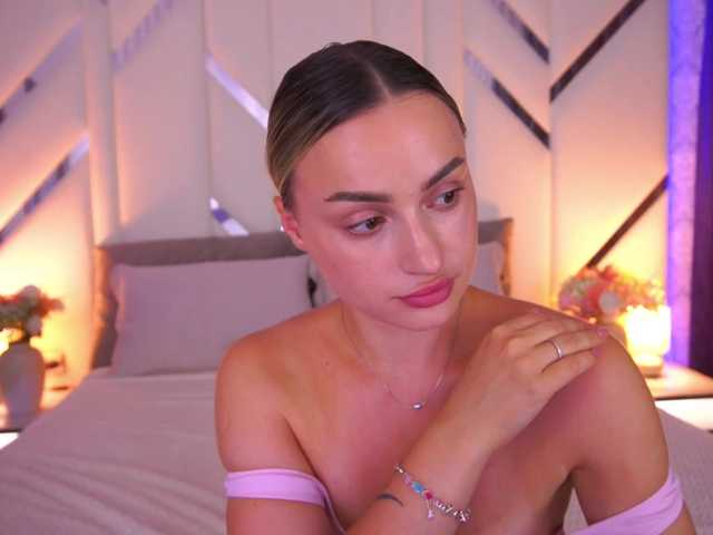 FloraGreys live cam on BongaCams