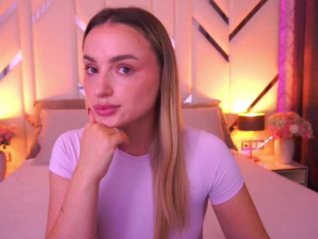 FloraGreys — live female cam
