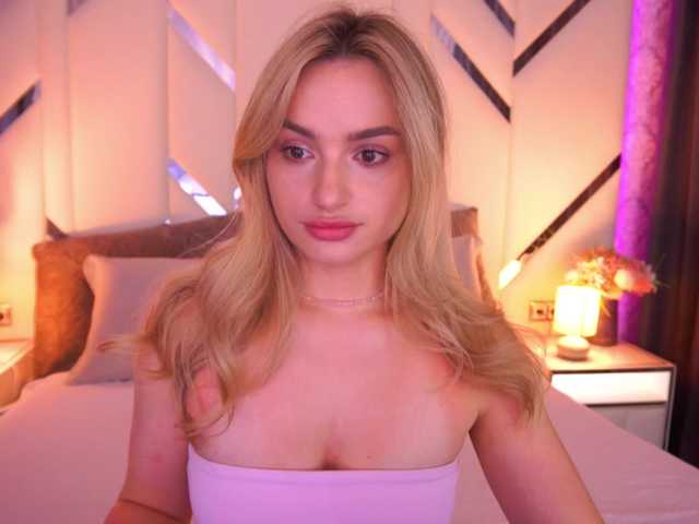 FloraGreys live cam on BongaCams