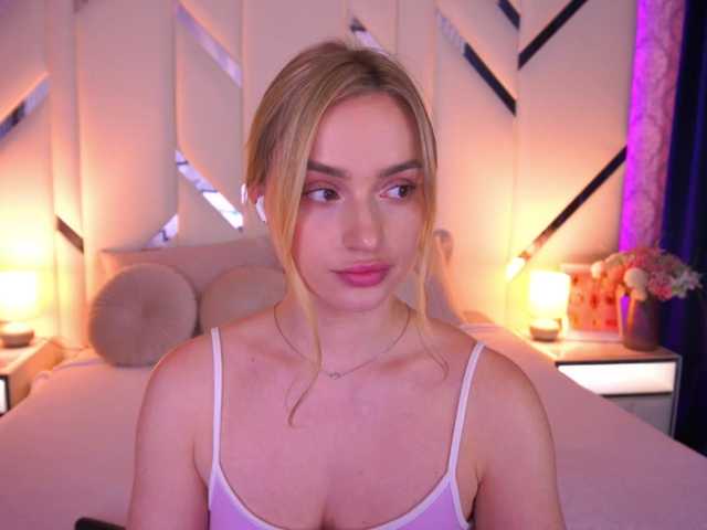 FloraGreys live cam on BongaCams