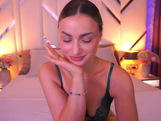 FloraGreys live cam on BongaCams