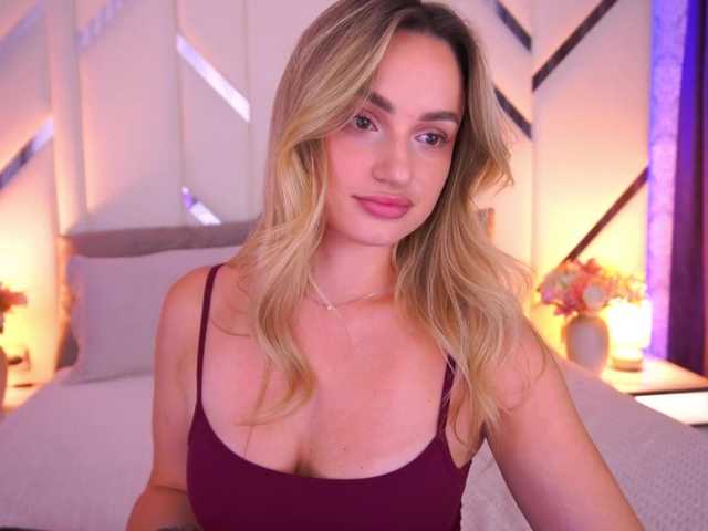 FloraGreys, 22 y/o - Live Cam on BongaCams