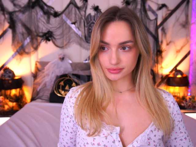 FloraGreys live cam on BongaCams