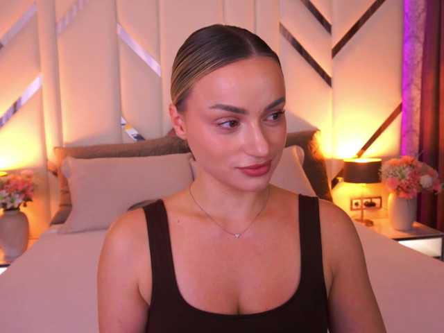 FloraGreys live cam preview