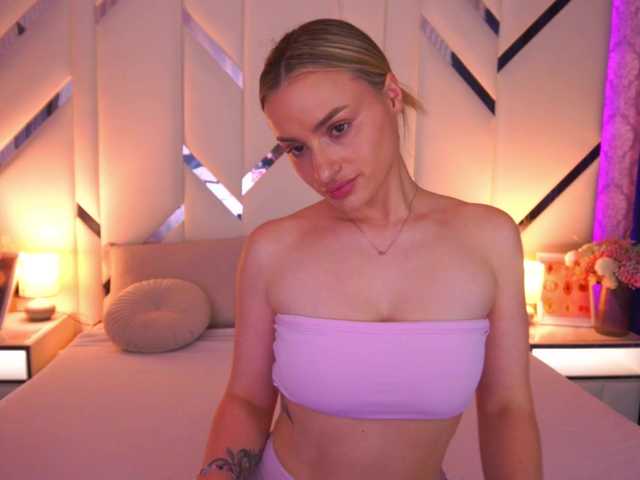 FloraGreys live cam on BongaCams