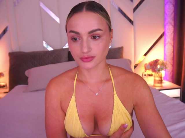 le modèle FloraGreys est en webcam porno dans un show sur le site bongacams, il possède les tags suivants: White/Caucasian,Blonde,Shaved