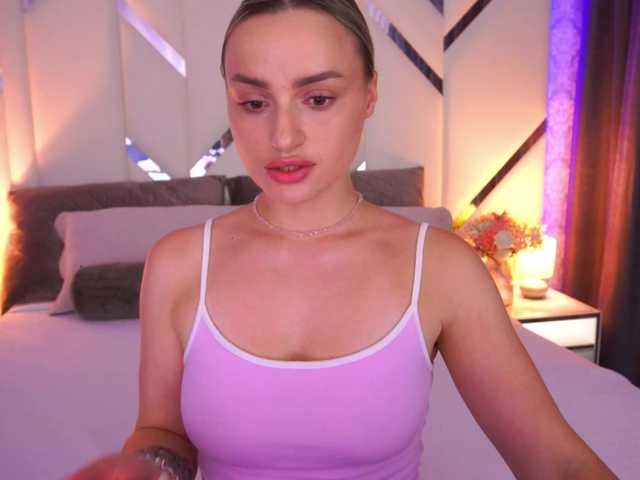 FloraGreys live cam on BongaCams