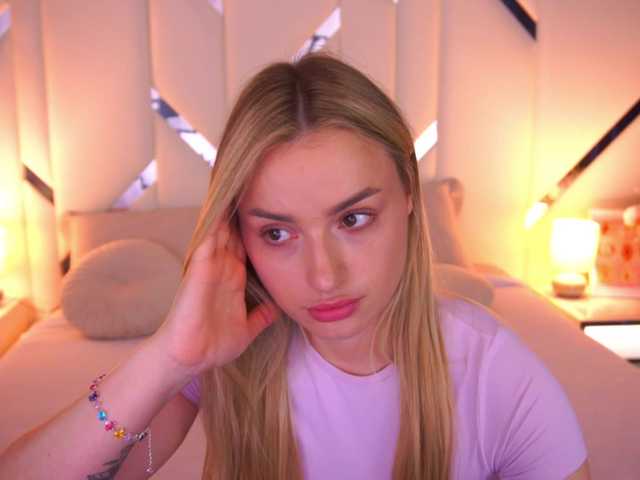 FloraGreys live cam on BongaCams