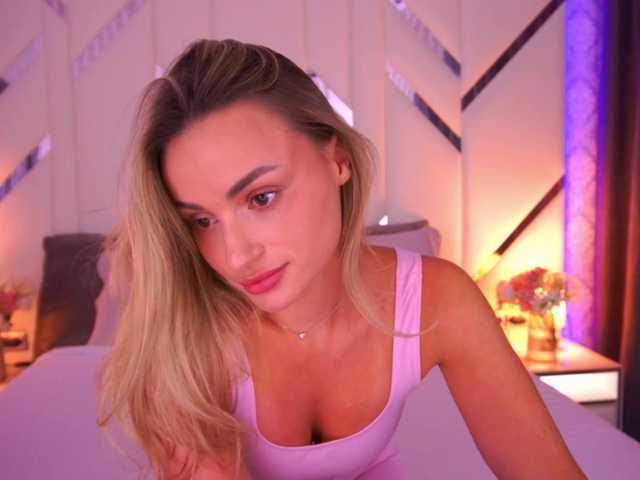 FloraGreys live cam on BongaCams