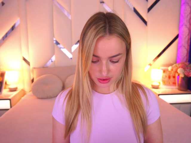 FloraGreys live cam on BongaCams