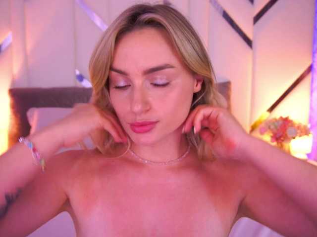 FloraGreys live cam on BongaCams