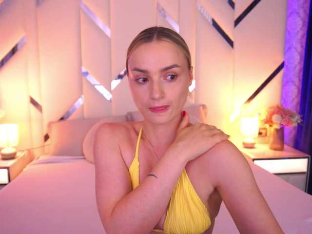 FloraGreys live cam on BongaCams