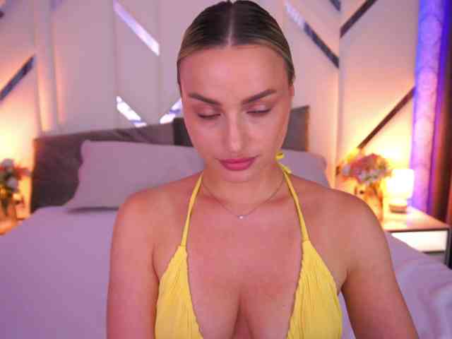 FloraGreys Live Webcam on BongaCams