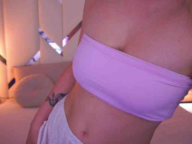 FloraGreys Live Webcam on BongaCams