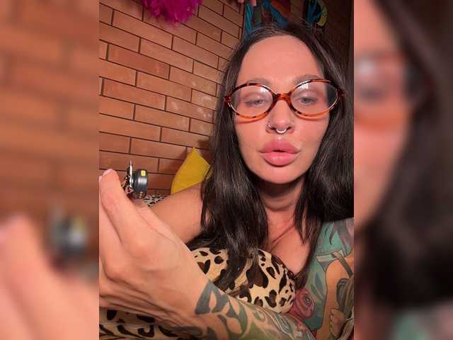 le modèle CosmoV1be est en webcam porno dans un show sur le site bongacams, il possède les tags suivants: White/Caucasian,Brunette,Trimmed