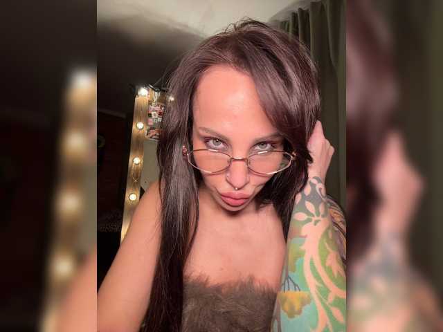 le modèle CosmoV1be est en webcam porno dans un show sur le site bongacams, il possède les tags suivants: White/Caucasian,Brunette,Trimmed