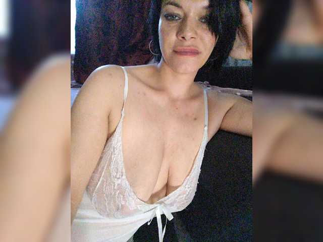Lois-Lorrie, live now on BongaCams
