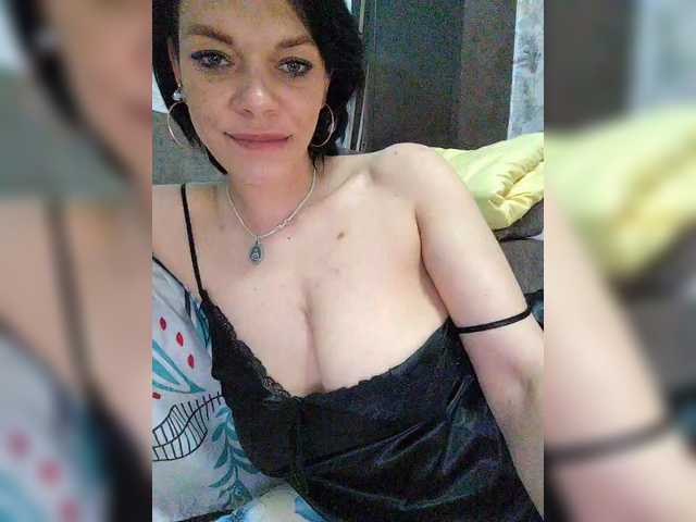 Lois-Lorrie's BongaCams show and profile