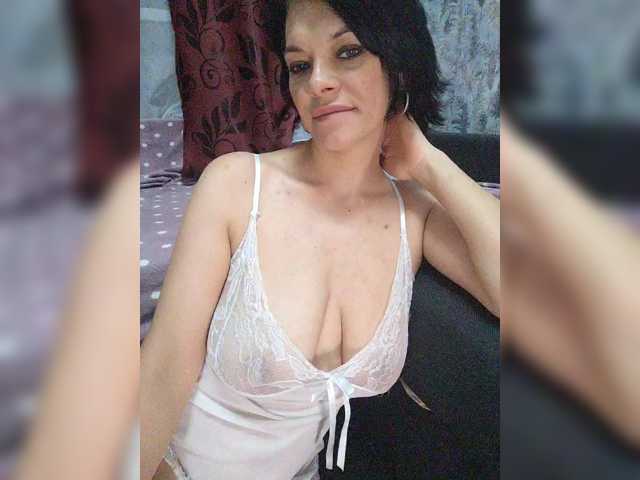 Lois-Lorrie, live now on BongaCams