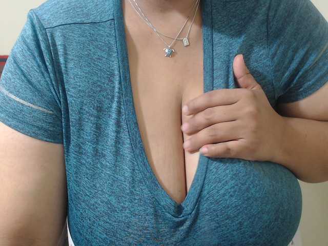le modèle CamilaSexHot est en webcam porno dans un show sur le site bongacams, il possède les tags suivants: Latino/Hispanic,Brunette,Trimmed