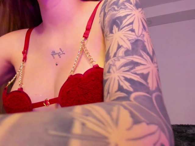Roxanne-tay live cam on BongaCams