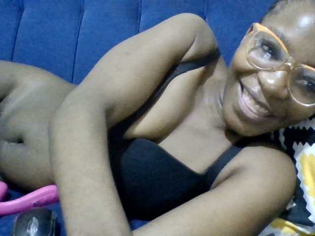 le modèle Minlavine est en webcam porno dans un show sur le site bongacams, il possède les tags suivants: Ebony,Brunette,Hairy