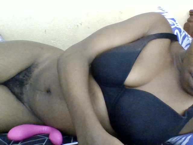 le modèle Minlavine est en webcam porno dans un show sur le site bongacams, il possède les tags suivants: Ebony,Brunette,Hairy
