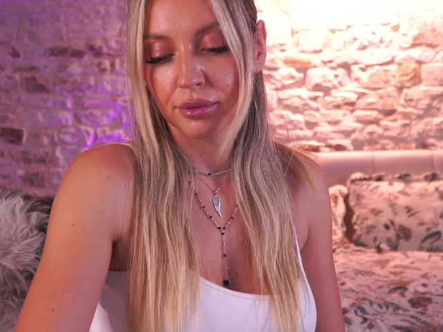 Joanneshyshy live cam on BongaCams