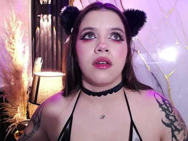 Annybutty live cam on BongaCams