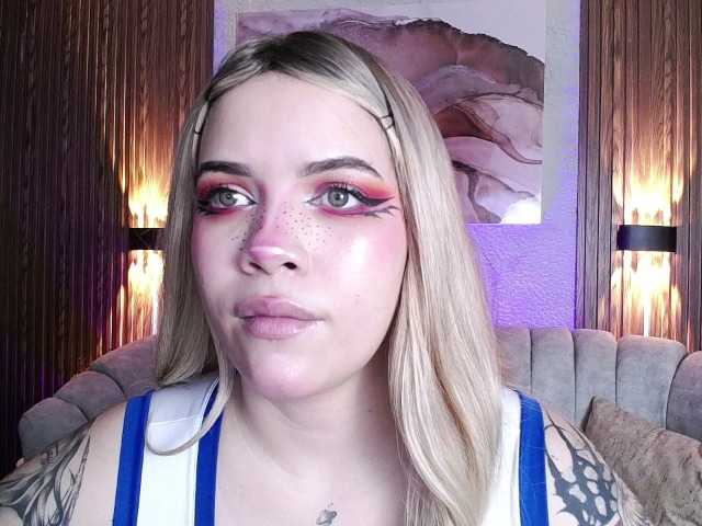 Annybutty live cam on BongaCams