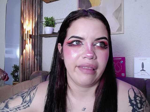 Annybutty live cam on BongaCams