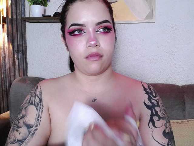 Annybutty live cam on BongaCams