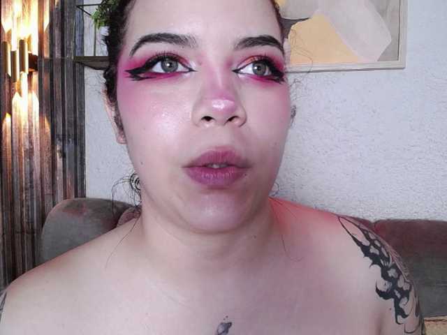 Annybutty live cam on BongaCams