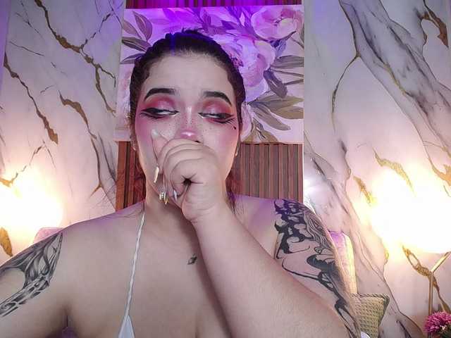 Annybutty live cam on BongaCams
