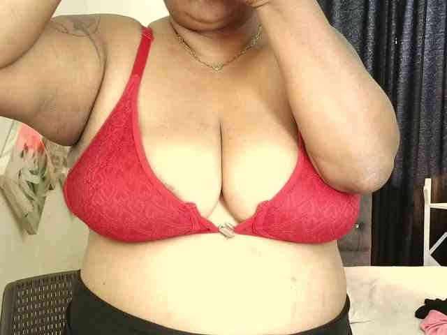 JoanaQueens webcam