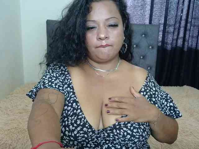 JoanaQueens webcam
