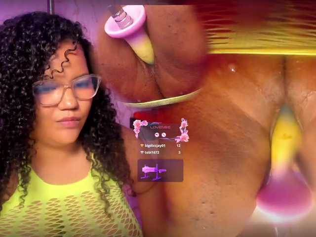 MhiaRey live cam on BongaCams