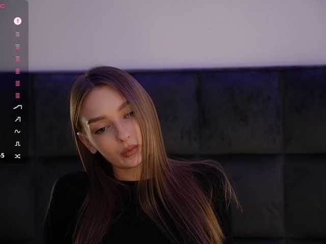 DiamondLily, live now on BongaCams