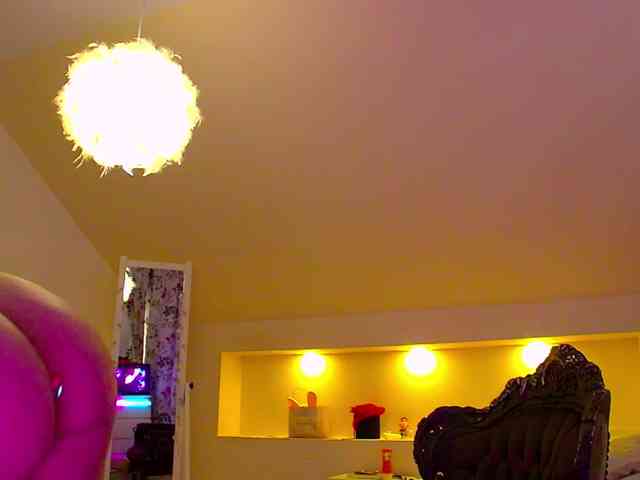 KeiraDark webcam