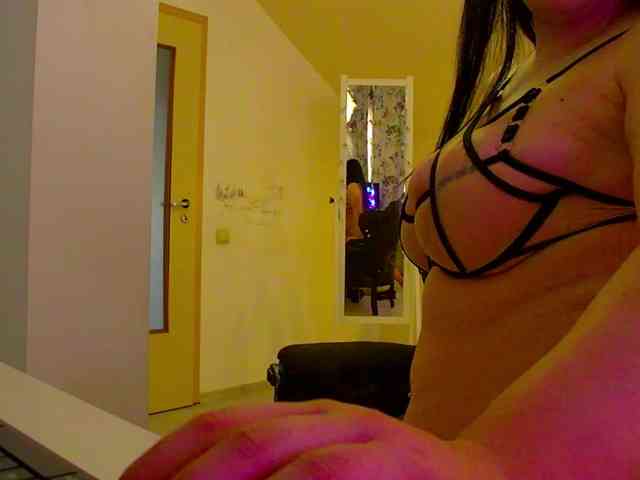 KeiraDark webcam