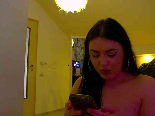 KeiraDark webcam