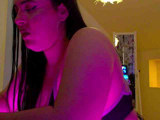KeiraDark webcam
